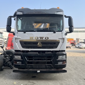 משאית מנוף ניידת משומשת מדגם Sinotruk Howo 8x4, 10-12 טון, מנוע Yuchai, גובה הרמה 12.8 מטר, מומנט גבוה, מערכת בולמי זעזועים MOOG/KYB, לעבודות בנייה. - Product Image 1