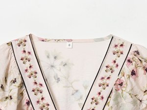 Kemeja wanita model baru 2026, gaya kasual dan modis, kerah V, motif print, tali serut, retro, chic, lengan pendek. - Product Image 3