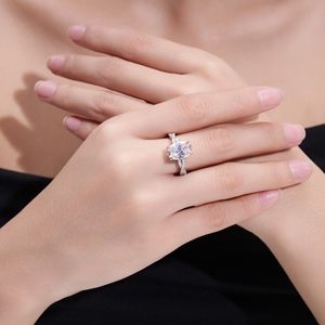 Prêt à être expédié, <span class=keywords><strong>bague</strong></span> en argent 925 plaqué <span class=keywords><strong>or</strong></span> blanc 18 carats avec diamant de 4 carats <span class=keywords><strong>D</strong></span> VVS1 CVD taille coussin, <span class=keywords><strong>bague</strong></span> de fiançailles de luxe pour <span class=keywords><strong>femme</strong></span> - Product Image 2