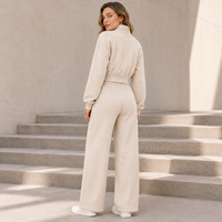 Conjunto de dos piezas al por mayor para mujer: Sudadera corta de algodón polar color marfil con cremallera de un cuarto y pantalón de chándal de cintura alta de pierna ancha estilo streetwear.