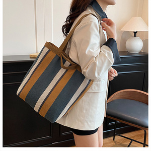 Fornitore di Borse da Donna, Classiche Borse a Spalla a Righe con Colori Contrastanti di Qualità, Prezzo all'Ingrosso - Product Image 5