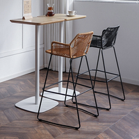 Tabouret de bar moderne en rotin PVC tressé de style nordique avec accoudoirs et structure en acier pour terrasse, balcon, bar, café – Chaise haute