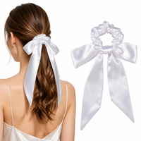Scrunchie en satin de soie blanc avec long foulard pour accessoire de cheveux féminin