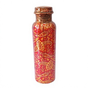 Botella de Agua de Cobre Puro con Estampado Paisley Rojo Dorado, Vajilla de Arte Tradicional Indio, Reutilizable, Minimalista para Viajes - Product Image 1