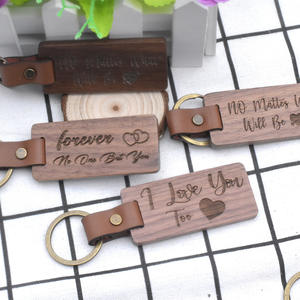 سلسلة مفاتيح من خشب الجوز الطبيعي والجلد مع شخصية منحوتة قلادة صغيرة هدية تذكارية للسفر - Product Image 2