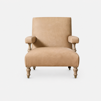 Fauteuil en cuir haut de gamme, confortable, avec dossier incliné et accoudoirs rembourrés, idéal pour suite d'hôtel de luxe