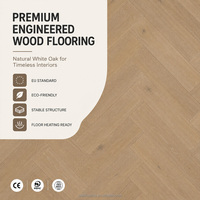 Parquet en chêne moderne, collection chevrons, pour salon de style mid-century modern