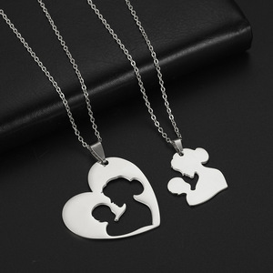 Joyería Que No Se Deslustra de Acero Inoxidable para Fiestas Regalo del Día de la Madre Collar de Mamá Abrazando a Bebé Colgante de Corazón Hueco Empalmado - Product Image 2