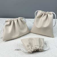 Trousse de maquillage de luxe personnalisée emballage de voyage pochette cadeau pour bijoux sac à cordon pochette en simili cuir de grande capacité sac à cordon en PU