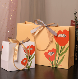Sacchetti Regalo in Carta Personalizzati Classici Riciclabili Impermeabili Riutilizzabili con Stampa Offset a Tema Floreale Cartone Animato, Nastro Rosso Papavero Verde - Product Image 1