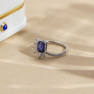 แหวนหมั้นพลอยสีน้ำเงินทรงมรกต รุ่น MSR-1696 จาก Messi Jewelry ทำจากแพลตตินัม - Product Image 3