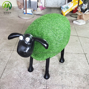 Sculpture d'animal en gazon artificiel personnalisable en forme de mouton mignon pour la décoration de jardin - Product Image 1