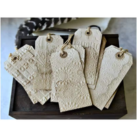 Étiquettes volantes étiquettes de vêtements en feuille d'aluminium Logo personnalisé étiquettes volantes blanches feuille d'or estampage à chaud étiquettes volantes pour jeans et vêtements