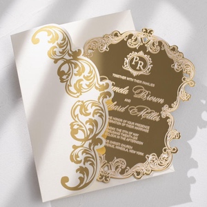 Elegante tarjeta de invitación de boda de metal dorado con marco ornamentado y nombres personalizados para decoración - Product Image 3