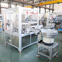 Machine 2-en-1 pour l'insertion et l'assemblage de tampons de fermeture à ressort pour sachets de gel de silice déshydratant