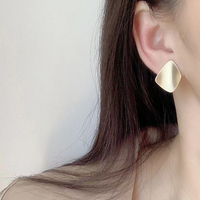 Boucles d'oreilles clips plaquées or mat géométriques carrées anti-moustiques 2026 pour oreilles non percées, invisibles, minimalistes, de luxe et sans douleur