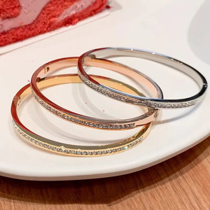 Bracciali e Braccialetti Sottili in Acciaio Inossidabile Placcato Oro con Zirconia, Impermeabili e Antiossidanti, Design alla Moda per Donna - Product Image 6