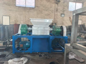 Broyeur à charge lourde continue <span class=keywords><strong>pour</strong></span> grands panneaux métalliques, tuyaux en plastique, pneus en caoutchouc et lignes de recyclage des déchets industriels - Product Image 3