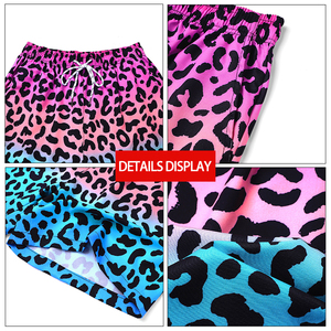 Bermuda Masculina Estilo Verão 2026 com Estampa de Leopardo em Degradê Rosa e Azul, Cintura Elástica, Secagem Rápida, Personalizável com Logotipo - Product Image 2