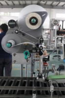 Etiquetadora Automática de Salchichas SKILT con Motor Elevador y PLC, Antideslizante, 1.0mm, para Superficies Curvas, Alta Seguridad