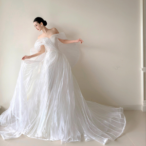 Robe de mariée sirène en organza plissé brillant, avec longue traîne fluide, pour mariage - Product Image 1