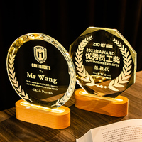 Trophées de récompense en bois massif avec base LED ovale personnalisée Excellent verre lumineux avec impression UV pour médailles et plaques