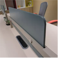 Écrans de confidentialité modernes pour bureaux commerciaux, poste de travail en métal beige, bureau modulaire pour quatre personnes
