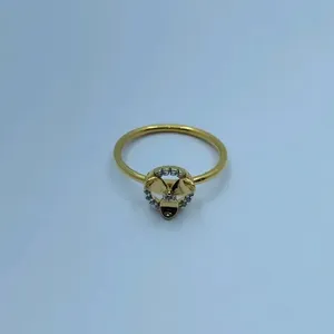 Anillo Elegante de Oro con Forma de Corazón en el Centro y Detalles de Piedras Brillantes, Diseño Delicado para Mujer, Uso Diario y para Fiestas - Product Image 1