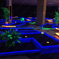 Équipement d'aire de jeux intérieure Location de mini golf LED Simulateur de golf carré Mini golf mobile Construit pour durer pour le parc d'attractions