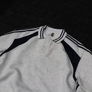 เสื้อสเวตเชิ้ตผู้ชายแบบแพทช์เวิร์คสีเทา แขนเสื้อแบบแร็กแลน ปักโลโก้ สไตล์สปอร์ต เหมาะสำหรับใส่ในฤดูใบไม้ร่วง ทรงปกติ - Product Image 5