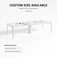 Table de conférence blanche avec pieds en métal, pilier central et système de rail électrique pour un bureau moderne au design minimaliste