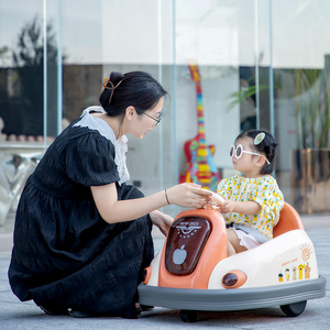 Auto tamponneuse électrique pour enfants, une voiture jouet à piles C'est une voiture jouet pour enfants avec télécommande pour un usage domestique - Product Image 3
