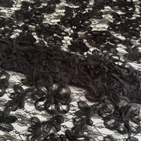 Tissu en dentelle à motifs complexes avec broderie de paillettes, cordons et perles, brodé à la machine, en polyester avec dos en crêpe de soie, pour robes de mariée et de soirée