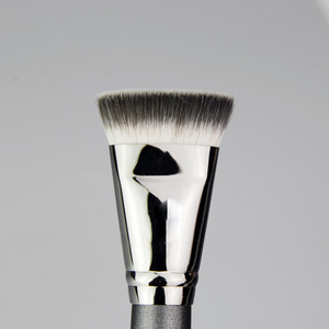 <span class=keywords><strong>Pinceau</strong></span> à poudre Tube en aluminium argenté <span class=keywords><strong>Pinceau</strong></span> <span class=keywords><strong>de</strong></span> <span class=keywords><strong>fond</strong></span> <span class=keywords><strong>de</strong></span> <span class=keywords><strong>teint</strong></span> léger pour <span class=keywords><strong>appliquer</strong></span> <span class=keywords><strong>de</strong></span> la poudre translucide Big Fluffy Brush Prix d'usine - Product Image 5