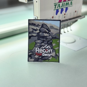 Parche Bordado Ecológico Recon Trail Mountain con Diseño Floral en Tela de Lona Termoadhesivo para Gorras (Borde Merrow) - Product Image 2