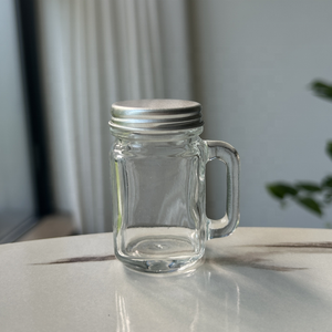 Petit <span class=keywords><strong>verre</strong></span> à boire <span class=keywords><strong>en</strong></span> <span class=keywords><strong>verre</strong></span> de type Mason de 120 ml (4 oz) avec poignée et couvercle métallique argenté, idéal pour le sel, le poivre, le café ou comme <span class=keywords><strong>verre</strong></span> à shot de vodka. - Product Image 1