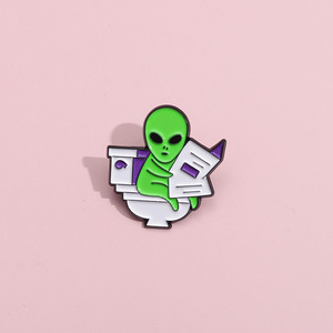 Divertido Pin de Solapa de Metal con Diseño de Extraterrestre <span class=keywords><strong>ET</strong></span> Leyendo un Periódico en el Inodoro, Broche Creativo de Dibujos Animados, Insignia Decorativa para Ropa, Venta al por Mayor - Product Image 2