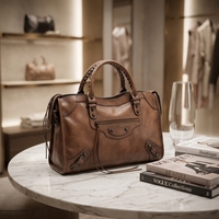 Sac fourre-tout de moto en cuir véritable vieilli, sac à main vintage clouté avec poignées surpiquées, fermeture éclair à pompon, vente en gros OEM