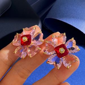 Boucles d'oreilles clous en argent sterling 925 plaqué or, fleur, perle d'eau douce, cristal, zircon, romantiques, élégantes, hypoallergéniques, pour mariage - Product Image 2