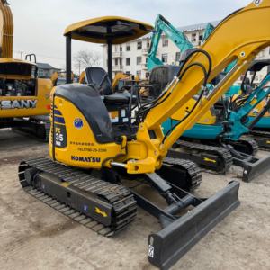 Mini-excavatrice hydraulique Komatsu PC35MR d'occasion de 3,5 tonnes avec moteur Yanmar et rétraction des chenilles pour l'accès aux portes et l'entretien municipal - Product Image 3
