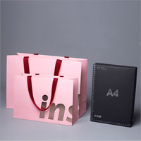 Sac en papier rose personnalisé imprimé sur mesure avec poignée en ruban pour le commerce de détail