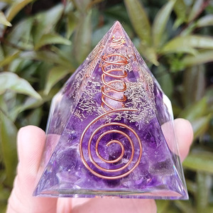Pyramide en cristal d'améthyste avec spirale en cuivre, décoration de bureau Feng Shui, ornement artisanal en résine époxy violette - Product Image 2