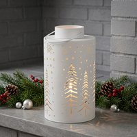 Dernières décorations de Noël pour la maison : lanterne à bougie votive en métal blanc avec motif de sapin découpé