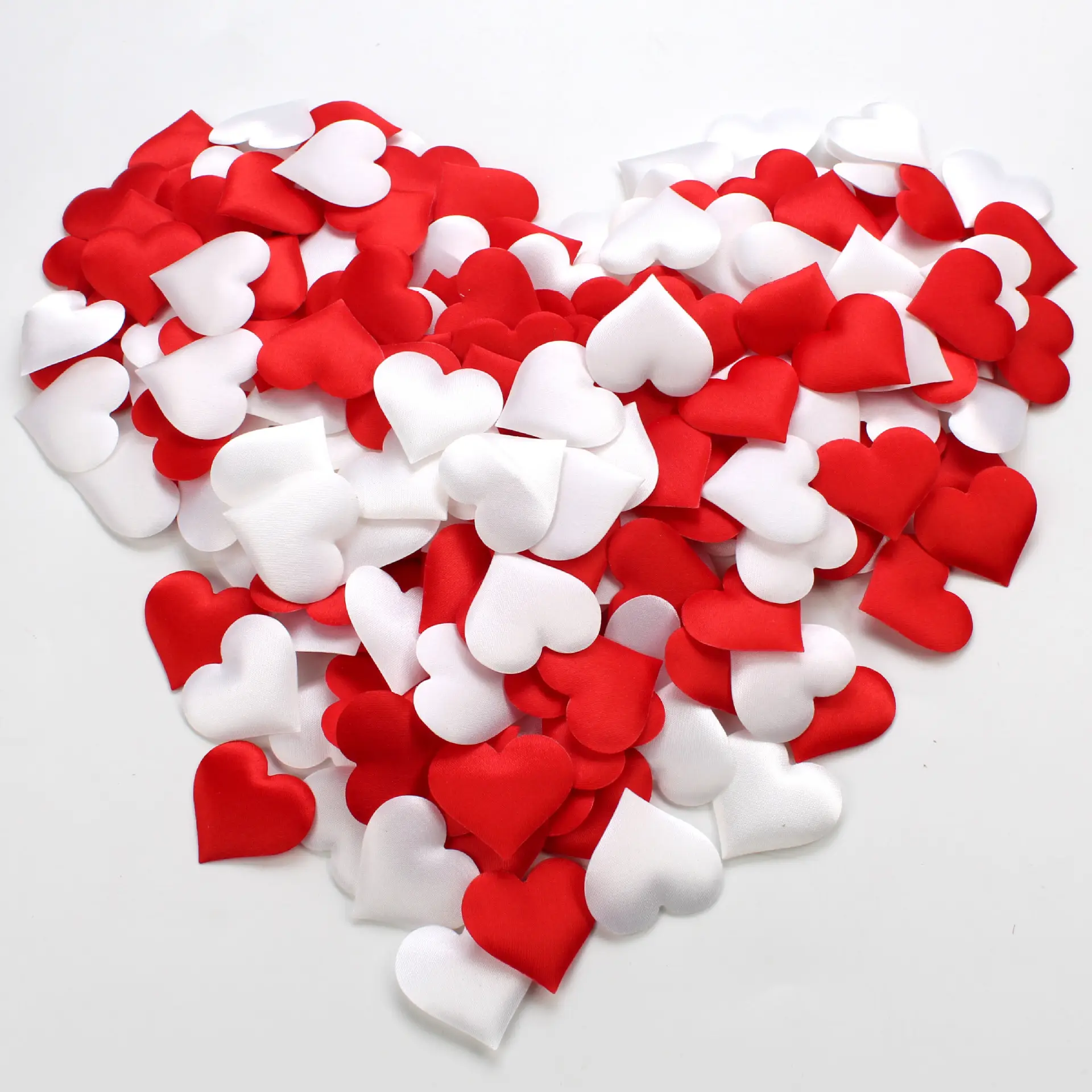 A-1504 بالجملة ديكور حفلات الزفاف اسفنج على شكل قلب وبتلة زائفة قماش ثلاثي الابعاد بيضاء حمراء بتلات اصطناعية
