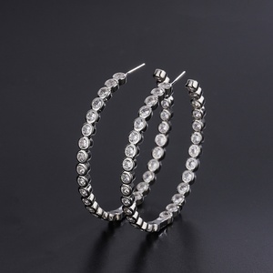 Boucles d'oreilles créoles grandes et élégantes en cuivre plaqué argent/or, serties de zircone cubique, bijoux de mode écologiques, style minimaliste, pour fêtes, unisexe - Product Image 1