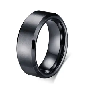 แหวน8มม. แฟชั่นพื้นฐานสีดำทังสเตนคาร์ไบด์ Beveled ขัดขอบความสะดวกสบายพอดีสำหรับแหวนผู้ชาย