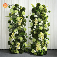 Piliers floraux artificiels vert foncé et vert clair effet ombré pour la décoration d'entrée de mariage sur le thème de la forêt