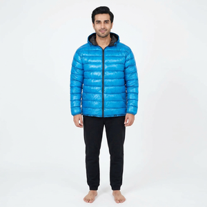 Chaqueta acolchada ligera y cálida con capucha para hombres y mujeres con relleno de poliéster a prueba de viento y cierre de cremallera - Product Image 1