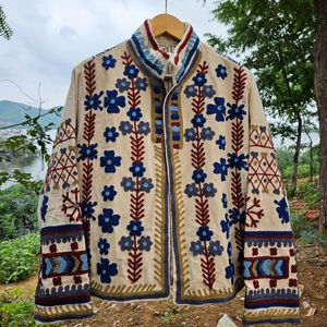 Chaqueta de terciopelo Suzani Heritage, abrigo bordado a mano – Prenda exterior artesanal bordada vintage, hecho a mano para mujer, abrigo de invierno - Product Image 1