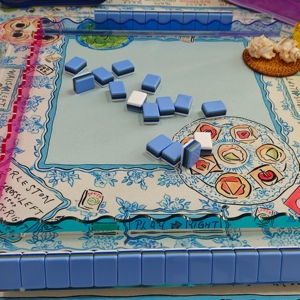 Modernas y Exquisitas Fichas de Mahjong Acrílicas Americanas con Patrón Floral Paisajístico Azul Brillante de Alta Calidad - Product Image 3